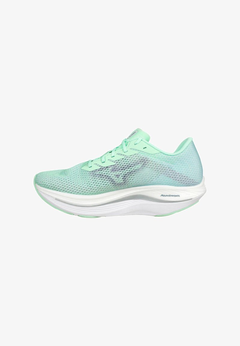 Hellgrüner Laufschuh mit atmungsaktivem Mesh-Obermaterial, gepolstertem weißen Zwischensohleneinsatz und flacher Gummilaufsohle. Entwickelt für Komfort und Leistung.
