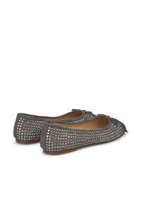 Ballerines en suède gris avec des embellissements en rhinestones, bout arrondi, talon plat, et détail de nœud décoratif sur l'avant.