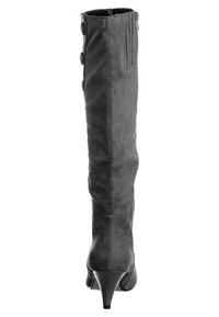 Bota gris de ante sintético hasta la rodilla con un diseño ajustado, punta afilada y un tacón de 6.5 cm. Cuenta con cinco botones a lo largo del cierre lateral.