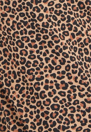 Tejido de estampado de leopardo que presenta manchas negras sobre un fondo beige, con algunos acentos marrones y una superficie texturizada.