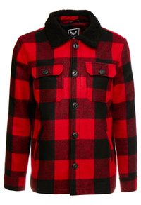 Rød og sort ternet flanneljakke med en sort sherpa-krave, to brystlommer og sorte knapper, der har et varmt struktureret stof.