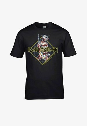 Mustat puuvillapaidat, joissa on graafinen suunnittelu hahmosta, jolla on ase. Teksti lukee "IRON MAIDEN" ja "SOMEWHERE IN TIME" keltaisella.