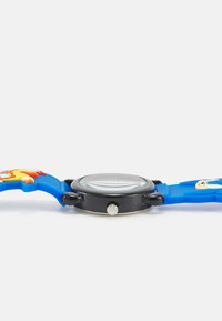 Schwarze Uhr mit rundem Gehäuse und Glasfront, ausgestattet mit einem blauen Silikonarmband, das mit bunten Charakterdesigns verziert ist.