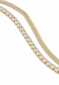 Guldkedja med två strängar: en med runda klara kristaller som sitter i guldprång och en annan med ett snurrat repmönster.