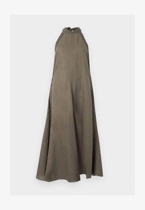 Αμάνικο μακρύ φόρεμα σε ελιά πράσινο χρώμα με ψηλό λαιμό και πλαϊνές ραφές, φτιαγμένο από ελαφρύ ύφασμα.