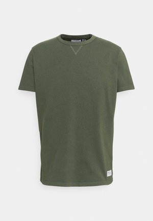 Olivgrünes Baumwoll-T-Shirt mit kurzen Ärmeln, Rundhalsausschnitt und einem dezenten V-Naht-Detail. Verfügt über ein kleines Etikett am unteren Saum.