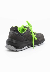 Scarpa sportiva grigio scuro con accenti e lacci verdi. Presenta una tomaia simile al camoscio, pannelli in rete, collarino imbottito e suola in gomma testurizzata.