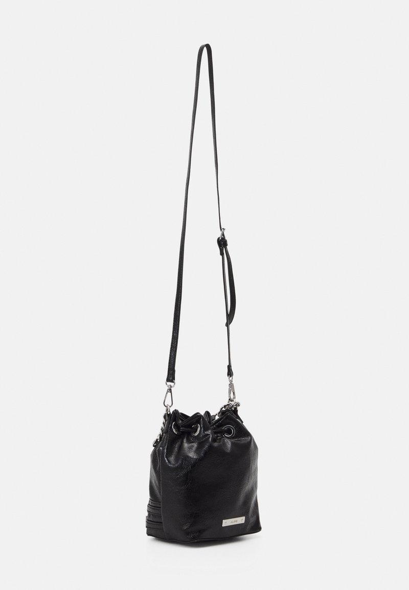 Sac seau en cuir noir avec fermeture à cordon et longue bandoulière réglable suspendu sur fond blanc.