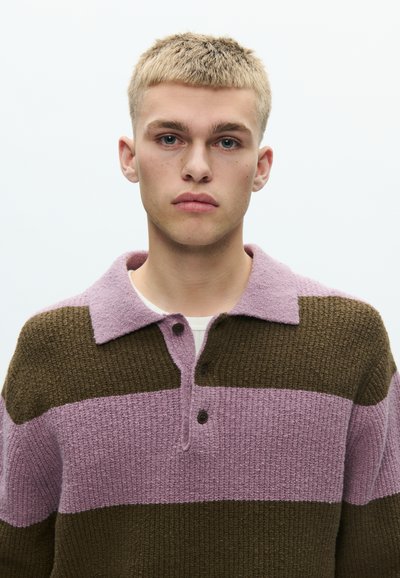 Πλεκτό πουλόβερ σε καφέ και ανοιχτό μοβ ρίγες, με γιακά, τρία κουμπιά και υφασμάτινη υφή.