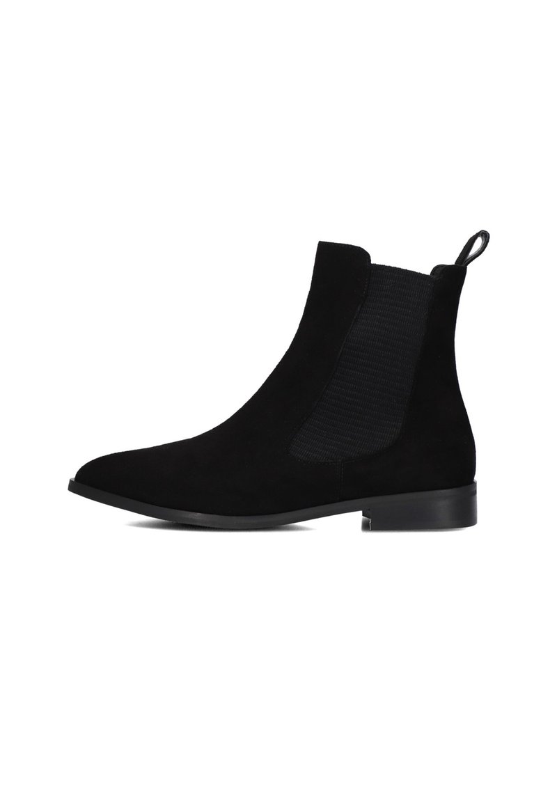 Zwarte suède enkellaarzen met elastische zijpanelen, spitse neus en een lage blokhak. Voorzien van een trekbandje aan de achterkant voor gemakkelijk aan- en uittrekken.