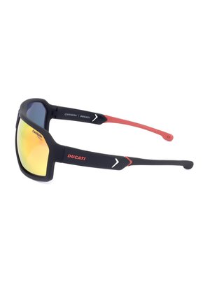 Occhiali da sole sportivi nero e rossi Carrera Ducati con lenti gialle specchiate e astine brandizzate, mostrati di profilo su sfondo bianco.