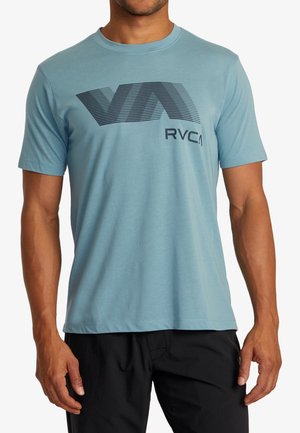 Hellblaues T-Shirt mit kurzen Ärmeln aus weichem Stoff, das vorne ein dunkles Motiv mit Streifen und den Schriftzug "RVCA" zeigt.