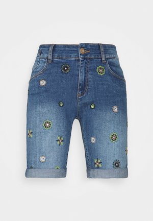 Shorts en denim d'une teinte bleu moyen, ornés de broderies florales en vert, noir et blanc. Les ourlets roulés ajoutent une finition décontractée.