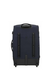 Valise roulante bleu marine avec un extérieur en tissu texturé, une poignée rétractable et deux roues. Présente des accents noirs et des poignées latérales.