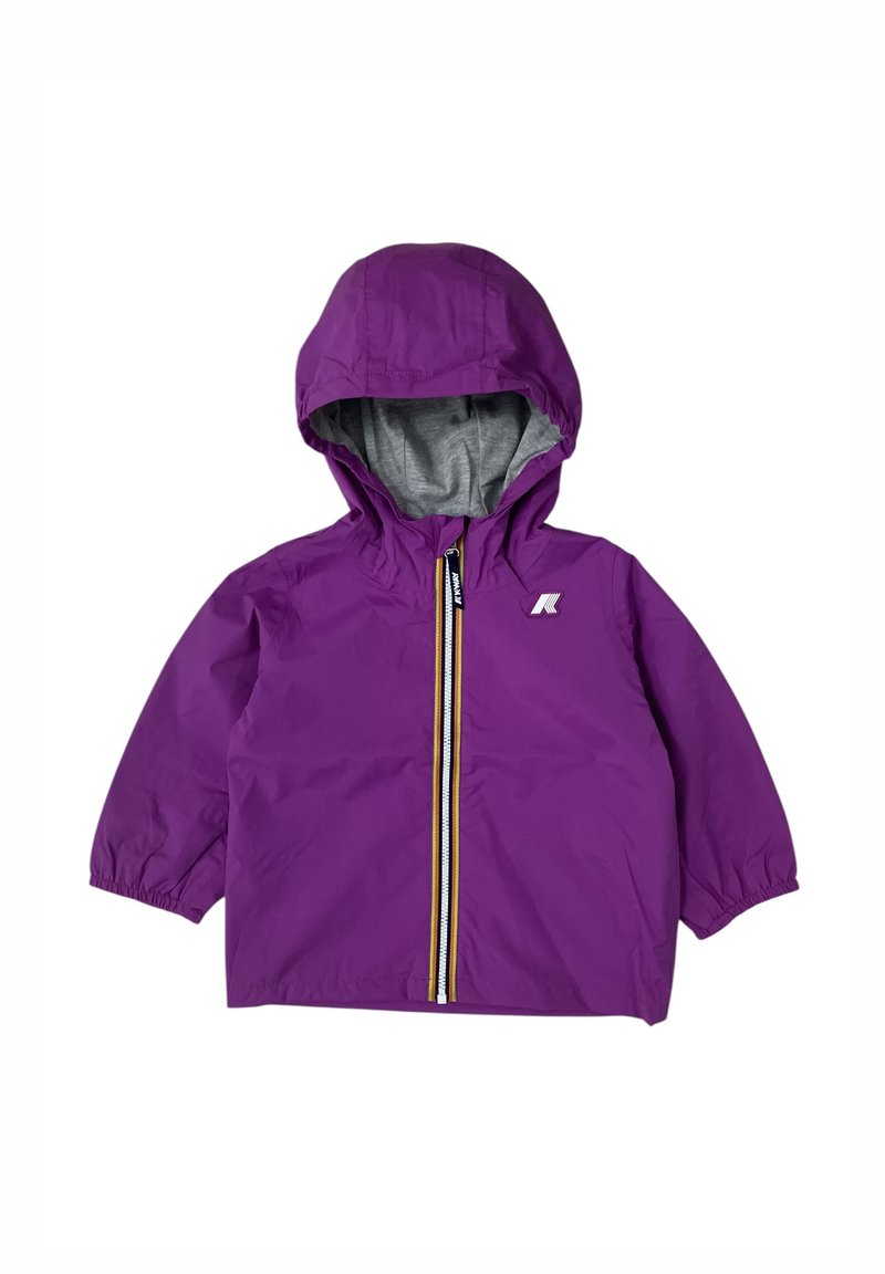 Giacca impermeabile viola con cappuccio foderato grigio, polsini elasticizzati e zip frontale con un accento giallo.