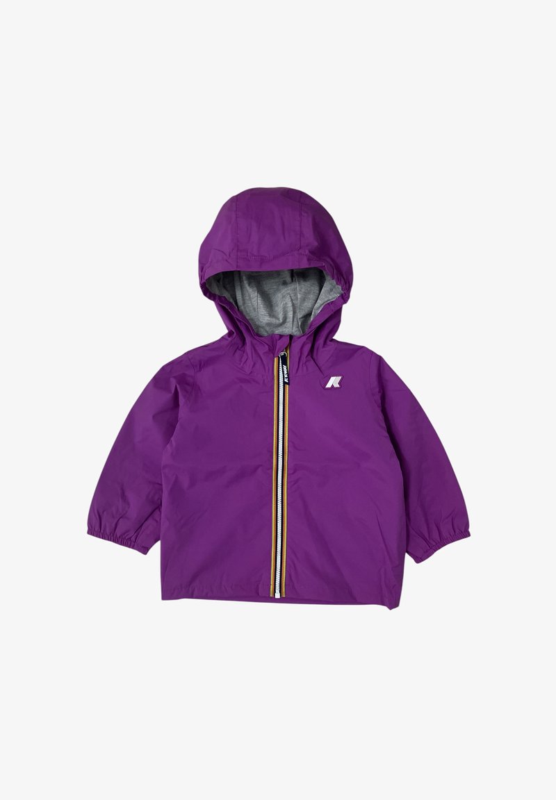 Giacca impermeabile viola con cappuccio foderato grigio, polsini elasticizzati e zip frontale con un accento giallo.