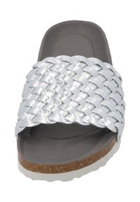 Zilveren gevlochten instapsandalen met een zachte grijze binnenzool en kurken buitenzool. Kenmerkt zich door een plat ontwerp met een brede geweven band over de bovenkant.