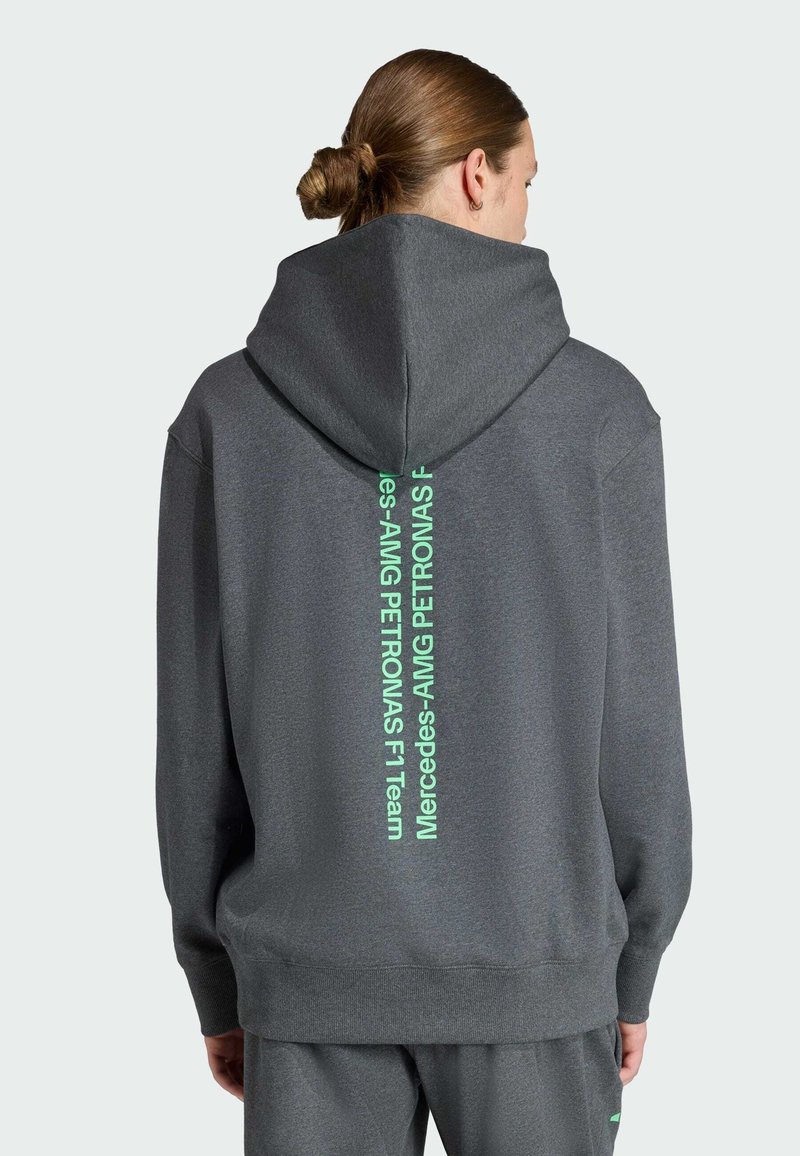 Siva hoodie s velikom kapuljačom i rebrastim manžetama, s vertikalnim zelenim natpisom "Mercedes-AMG PETRONAS F1 Team" na leđima.
