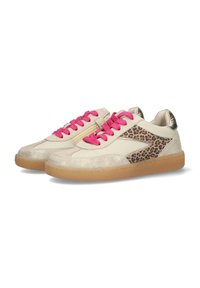 Beige sneakers met roze veters, glinsterende neus en een accent van luipaardprint. Beschikt over een gladde leerachtige textuur en een rubberen zool.