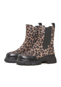 Stivaletti alla caviglia con stampa leopardata, dettagli neri e pannelli elasticizzati, dotati di suola in gomma chunky e zip laterale per facilitare l'indossamento.