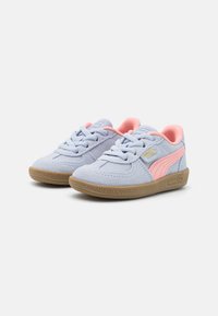 Svetlomodré semišové tenisky s ružovými akcentmi, zaoblenými špičkami, šnúrkami a gumovými podošvami. Logo PUMA je zobrazené na boku.