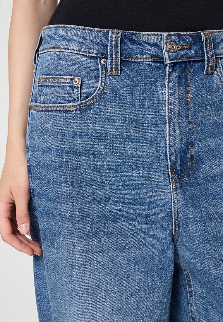 Helle blaue Denim-Jeans mit hoher Taille, fünf Taschen, kontrastierendem Stitching und einer leicht abgenutzten Textur.