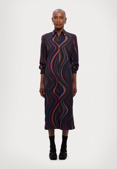 Pikk must kleit mitme värviga laineliste mustritega, nööpide ees ja rullitavate varrukatega. Kombineeritud mustade sokkide ja terava ninaga kingadega.