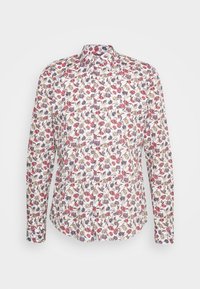 Camisa de manga larga con fondo blanco, que presenta un patrón floral en rojo, azul y beige. Cuello clásico y cierre de botones en el frente.