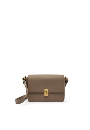 Borsa a tracolla in pelle color talpa con tracolla regolabile e patta rettangolare chiusa da una fibbia in metallo dorato su sfondo bianco.