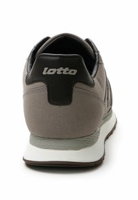 Siva tenisica s teksturiranim materijalom, s crnim kožnim petom i logotipom, bijelim midsole-om i izdržljivom gumenenom potplatom.