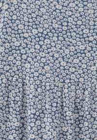 Baumwollstoff mit blauem Hintergrund und kleinen weißen Blumen, mit einem gerafften Taillenbund. Das Muster enthält lila Akzente.