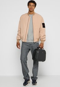 OCHNIK UNISEX czarny