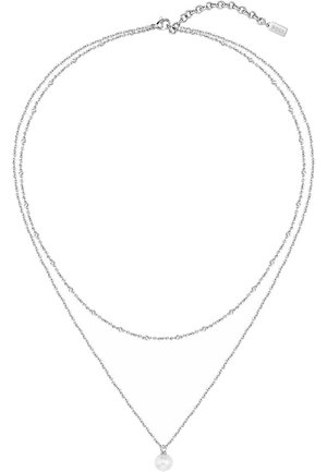 Dvouvrstvý stříbrný řetízek s jedním bílým perlovým přívěskem a nastavitelnou sponou s malým štítkem „BOSS“.