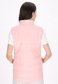 Gilet imbottito rosa con colletto alto e texture a rombi orizzontali. Tessuto leggero, finitura leggermente lucida, progettato per un uso a strati.