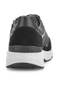 Zwarte suède en mesh sneaker met een brede witte zool, voorzien van een ritsluiting en "rollingsoft" op de hiel gegraveerd.