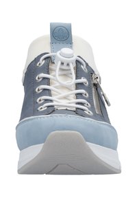 Hellblaue Sneakers mit einem glatten Wildleder-Obermaterial, weißen Schnürsenkeln, einem Reißverschlussdetail an der Seite und einer strukturierten weißen Sohle. Enthält einen gepolsterten Kragen.