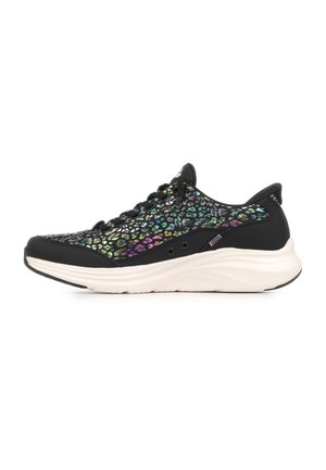 Sneaker nera con tomaia a stampa leopardata iridescente, suola bianca imbottita, lacci neri e collarino imbottito basso, vista laterale.
