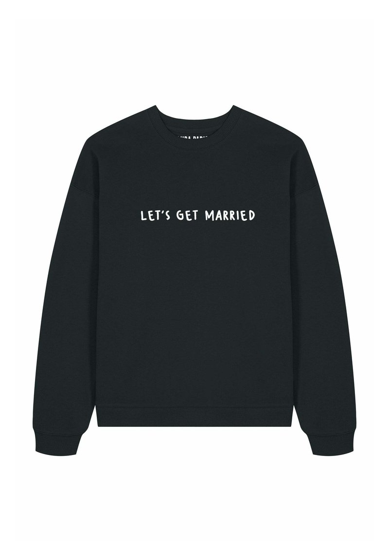Zwarte sweat met geribbelde manchetten en zoom, met witte tekst die "LET'S GET MARRIED" over de voorkant draagt. Zachte stoftextuur.