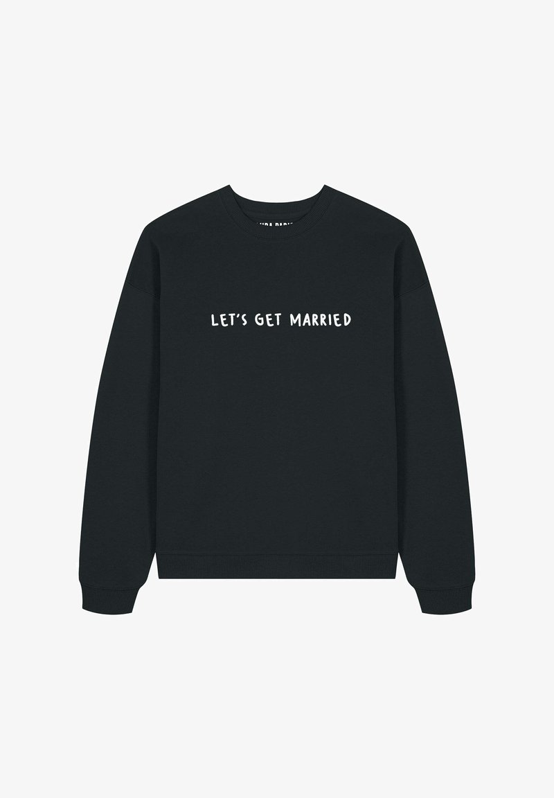 Zwarte sweat met geribbelde manchetten en zoom, met witte tekst die "LET'S GET MARRIED" over de voorkant draagt. Zachte stoftextuur.