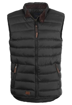 Zwarte puffer vest met hoge kraag, ritssluiting aan de voorkant en twee zijzakken. Heeft bruine accenten en een horizontale quiltstructuur.