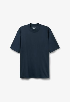 Granatowy T-shirt z krótkim rękawem i okrągłym dekoltem, wykonany z wysokogatunkowej bawełny, ułożony na płasko na białym tle.