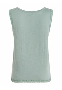 Haut sans manches vert clair avec finitions en dentelle à l'ourlet et texture subtile, montrant le dos avec un petit logo de la marque près de l'encolure.