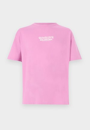 Różowy t-shirt z krótkim rękawem i okrągłym dekoltem, z małym białym logo i napisem "QUICKSILVER" na środku klatki piersiowej, na jednolitym tle.