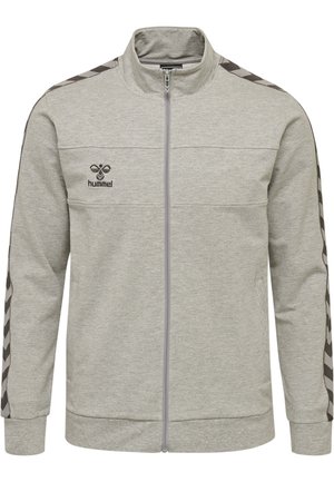 Grå zip-up jakke lavet af sweatshirt materialet, med høj krave, kontrastierende sort chevron mønster langs ærmerne og logo på brystet.