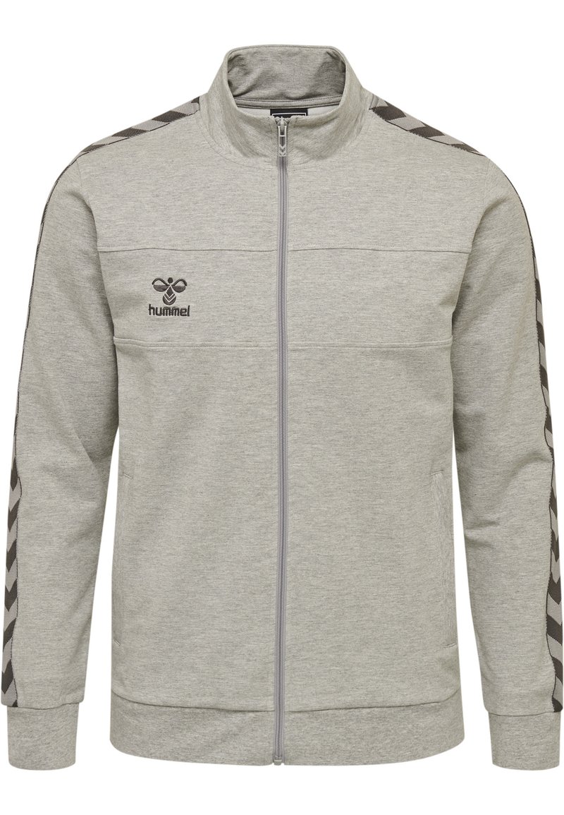 Giacca grigia con zip, realizzata in materiale felpa, con colletto alto, motivo a chevron nero a contrasto lungo le maniche e logo sul petto.