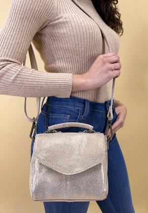 Gusti Leder, WILLOW - Bandolera - gold