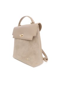 Beżowa torebka o tworzącym strukturę wzorze, z gładką skórzaną klapą i zamszowym korpusem, zapięciem w złotym kolorze oraz górnym uchwytem.