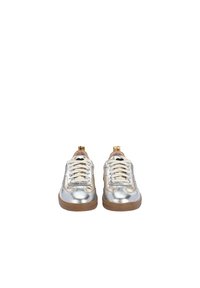Sneaker metallici argentati con accenti beige, caratterizzati da chiusura con lacci, punta tonda e suola in gomma texturizzata marrone.