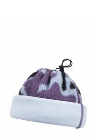 Lila und schwarze gemusterte Fleece-Mütze mit einem hellblauen Umschlag und einem Zugband an der Oberseite zur Anpassung. Weicher Stoff und runde Form.