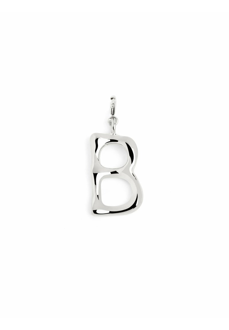 Un pendente in metallo argento a forma di lettera "B" con bordi arrotondati e un design curvo, caratterizzato da una finitura lucida e un anello per il fissaggio.